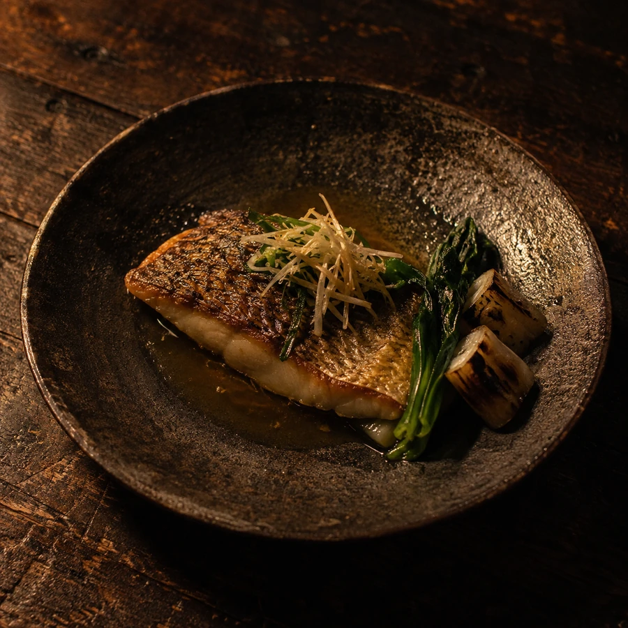炭火で焼いた魚の一皿